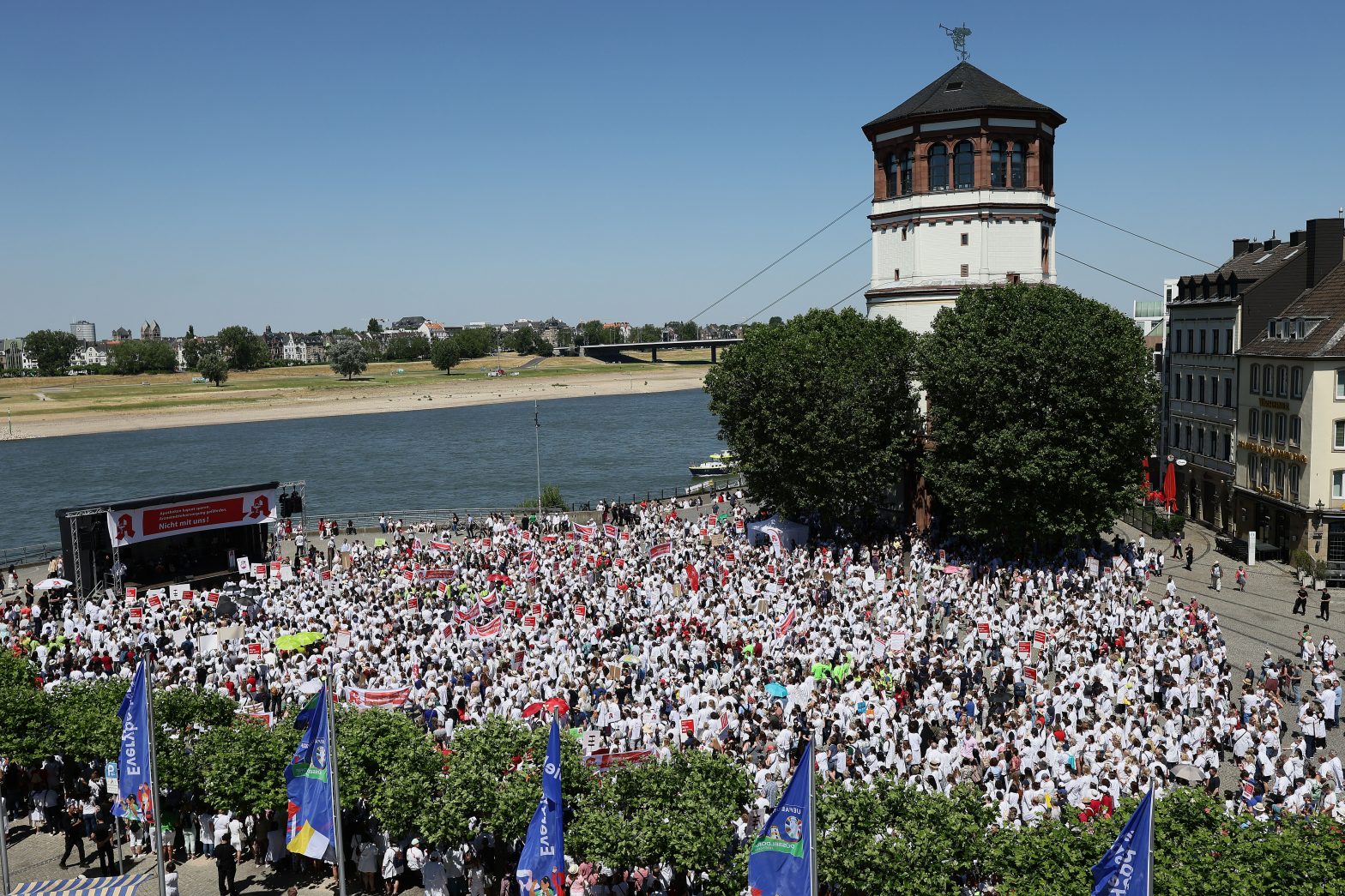 Über 7.500 Teilnehmer bei Großdemonstration in Düsseldorf