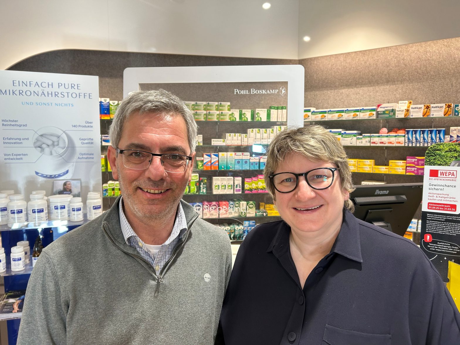 Ioannis Hatzianastassiou und MdL Britta Oellers (CDU) beim Besuch der Regina-Apotheke in Düsseldorf