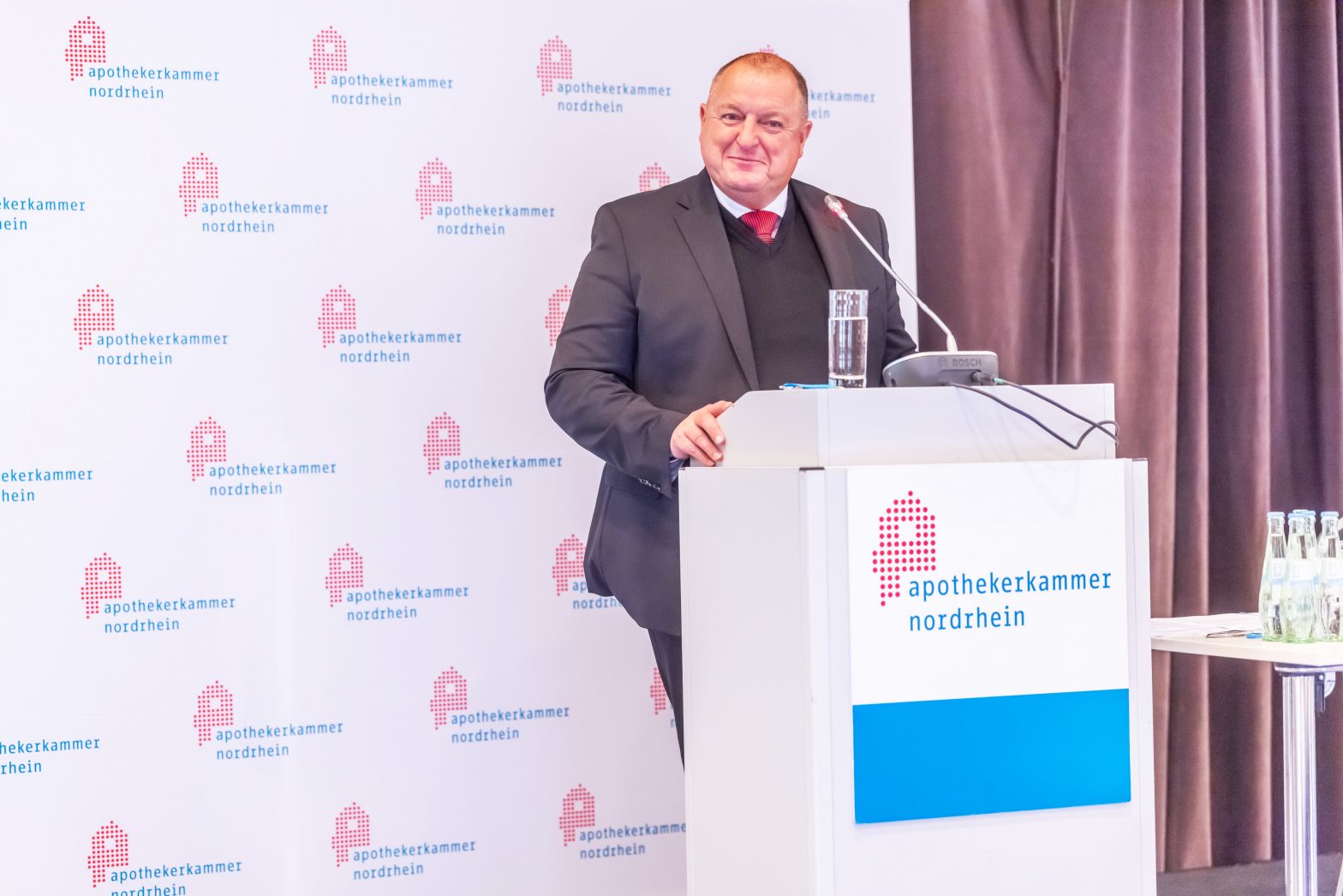 Kammerpräsident Dr. Armin Hoffmann stellte seinen Bericht unter das Leitmotiv eines Perspektivenwechsels. (c) AKNR, Fotograf: Stephan Schütze